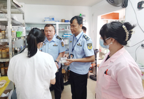 监管人员对农村诊所开展现场检查