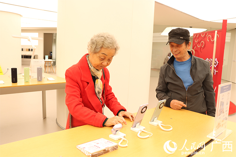 李子逸试用心仪的手机。人民网 冯肖慧摄